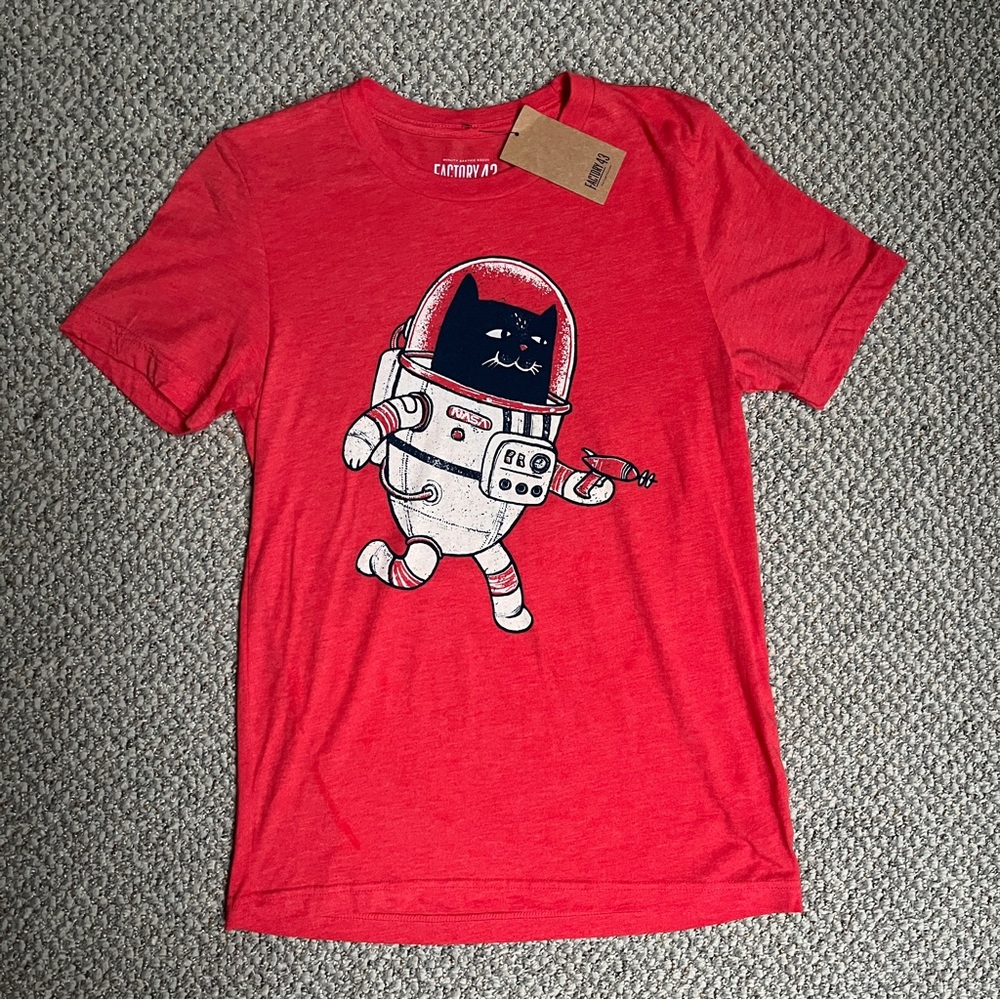NWT Adult Unisex Astronaut Space Cat Graphic T-Shirt, Red